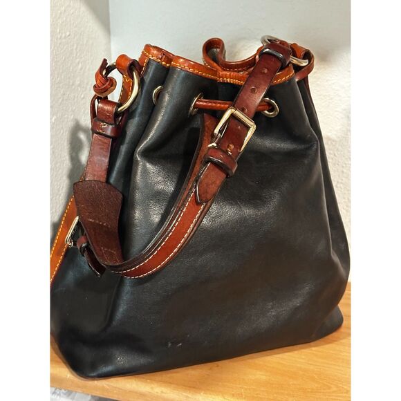 Dooney & Bourke Florentine Vanchetta Black Bucket Bag EUC - Picture 4 of 10